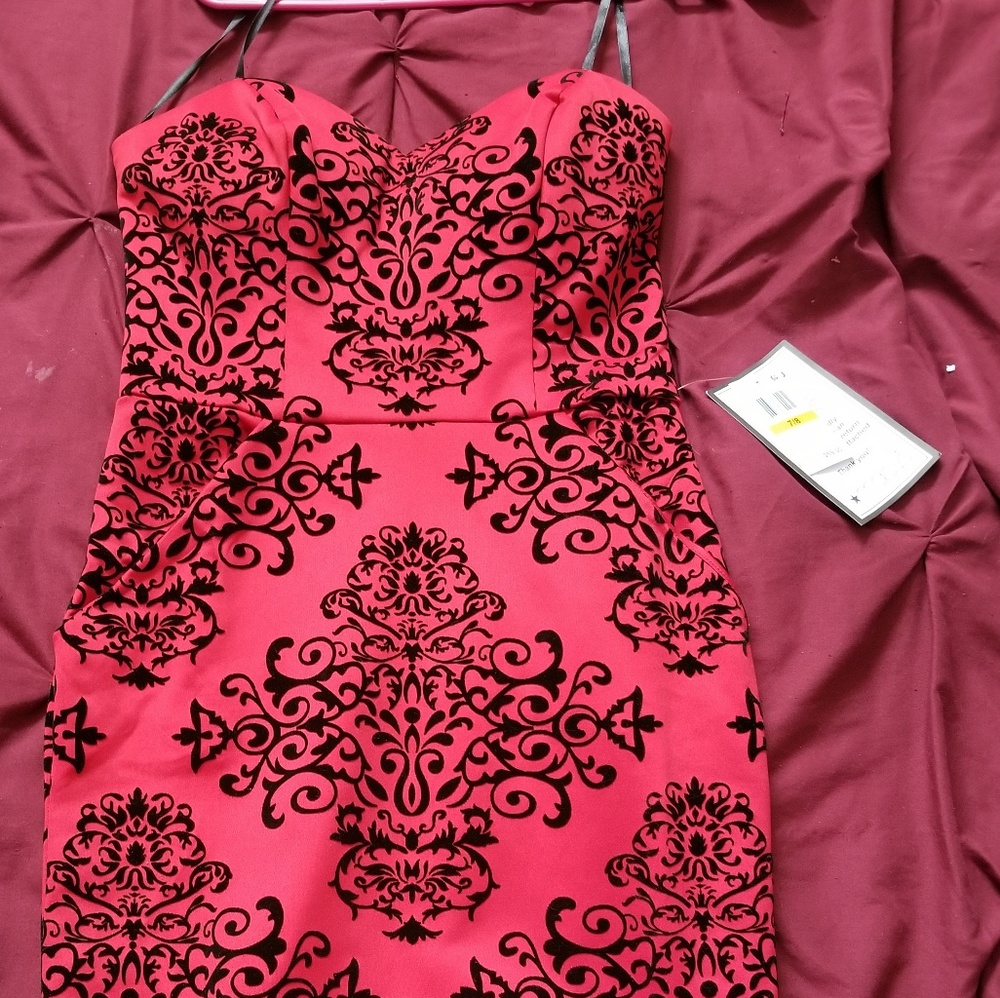 Fitted cocktail dress with pockets